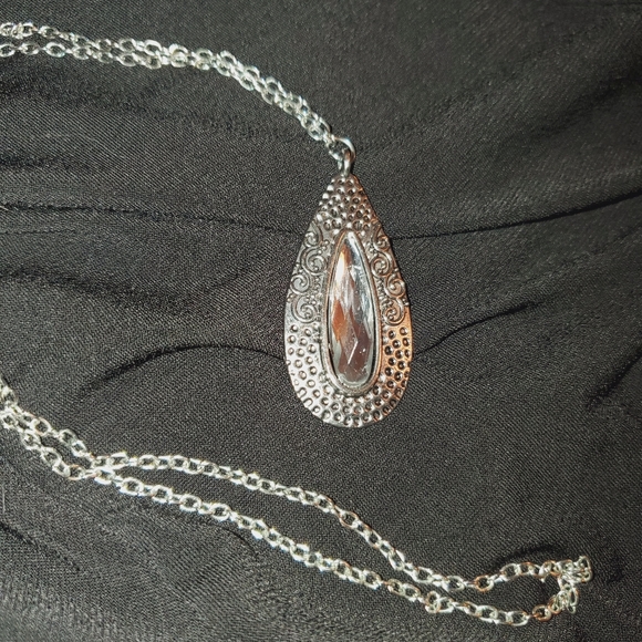 3/$15 White Gem Necklace - Picture 4 of 7